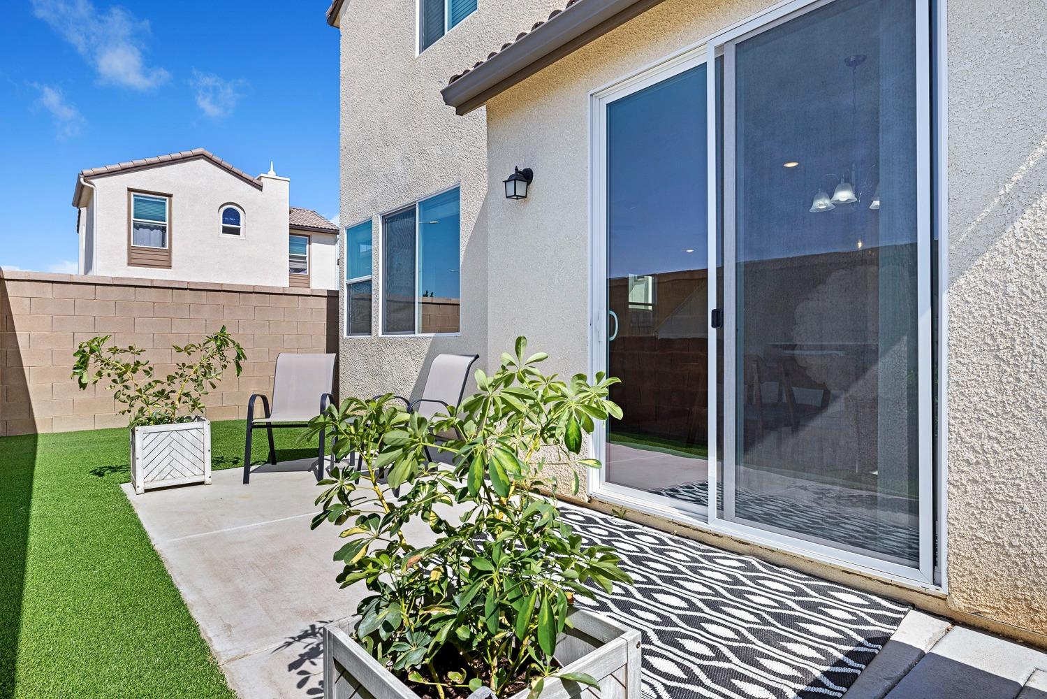 3606 Parkstone Way Clovis, CA 93619 - Photo 34 of 38 a front view of a house with a garden