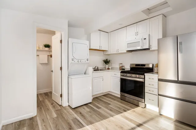 a en suite bathroom with a sink and a mirror