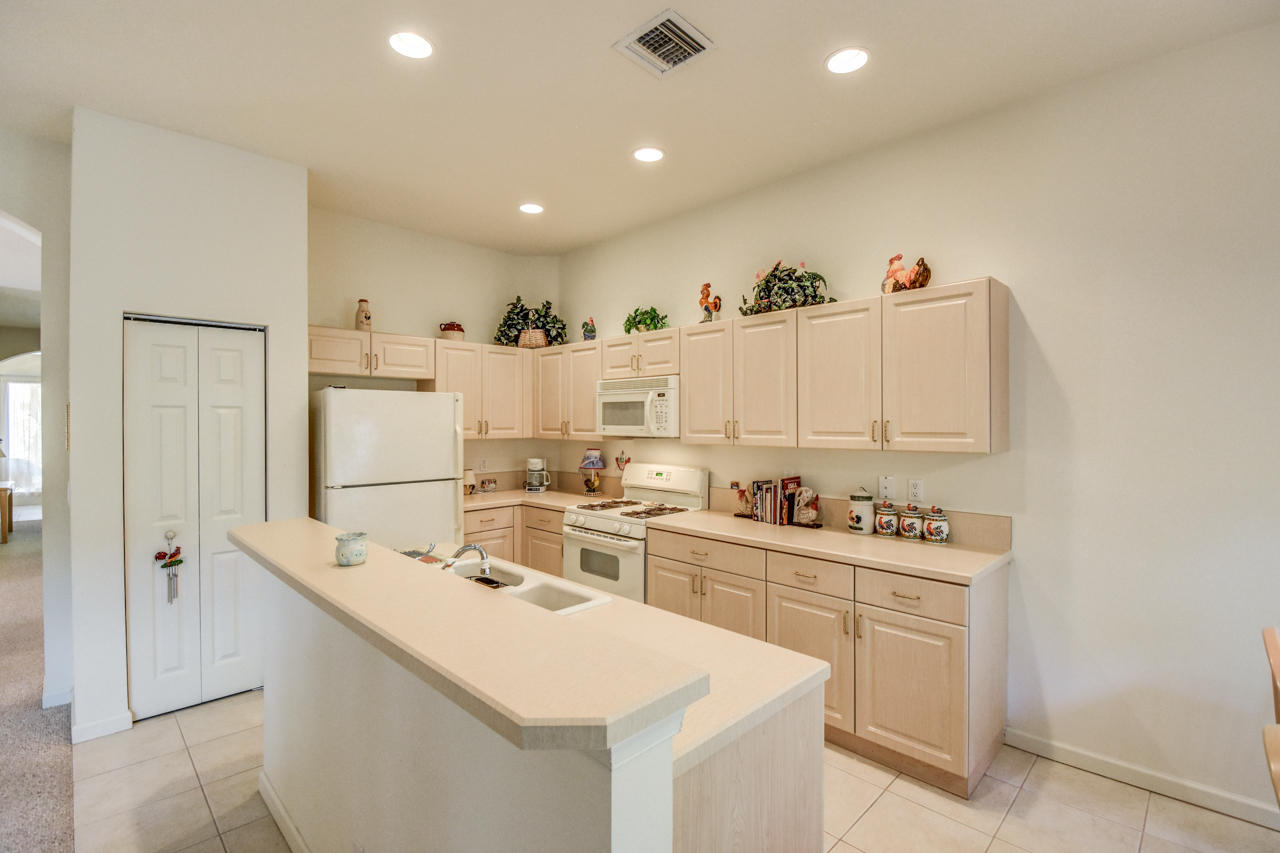 353 Springview Loop Port St. Lucie, FL 34986 - Photo 4 of 17 Kitchen