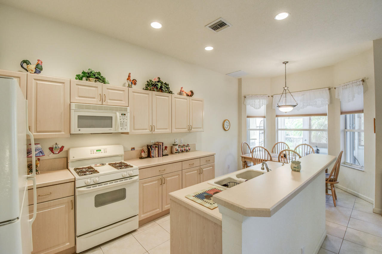 353 Springview Loop Port St. Lucie, FL 34986 - Photo 5 of 17 Kitchen