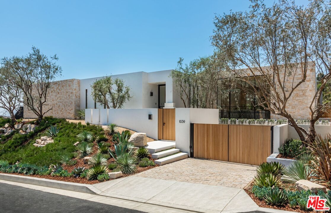 1039 Wallace Ridge Beverly Hills, CA 90210 - Photo 2 of 37