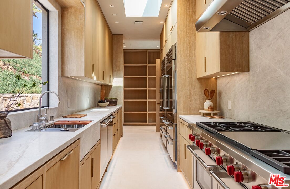 1039 Wallace Ridge Beverly Hills, CA 90210 - Photo 9 of 37