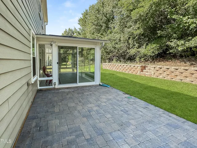 a view of a house with backyard and garden