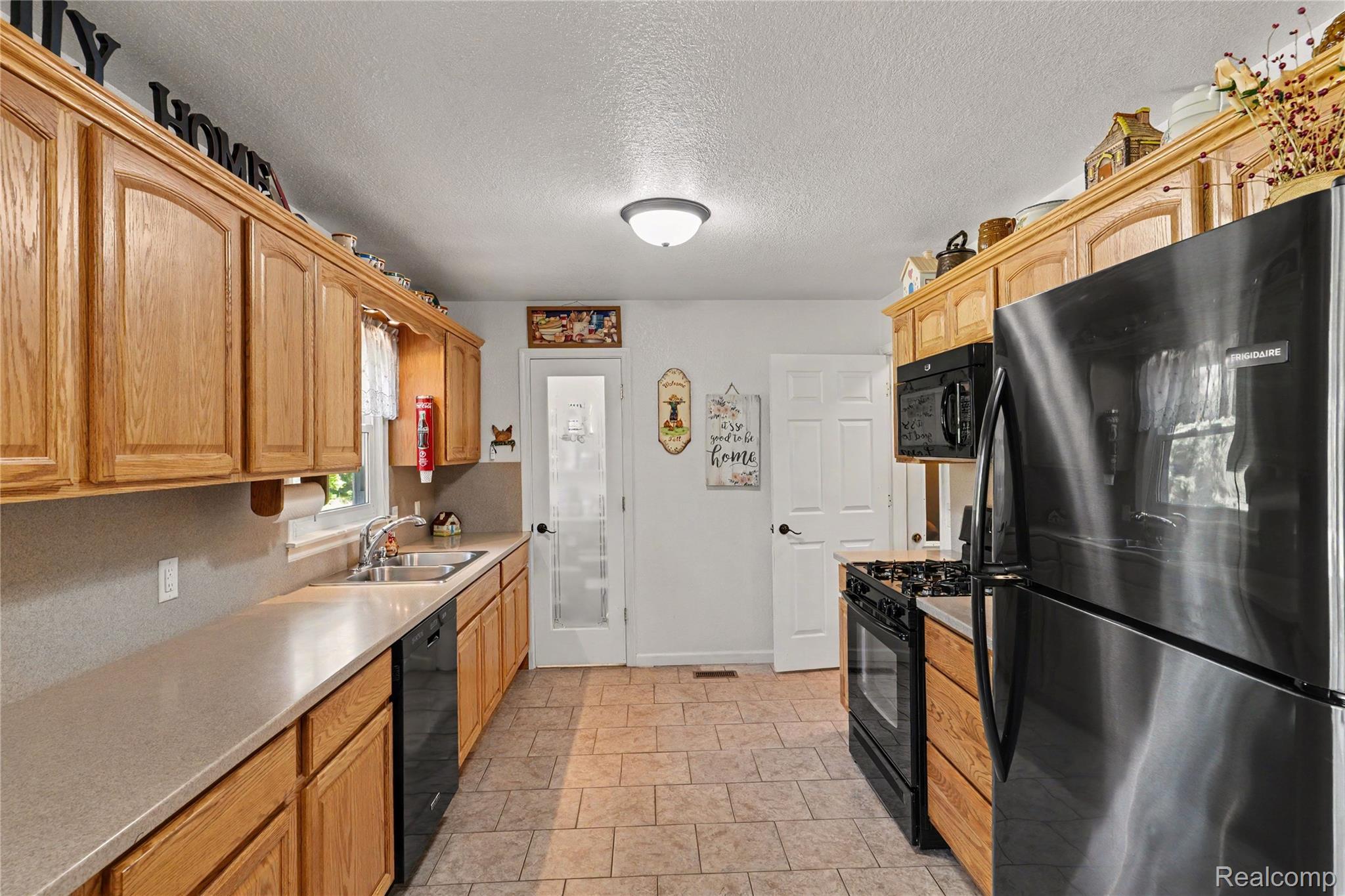 4427 North Washburn Road Davison, MI 48423 - Photo 10 of 37 Galley Kitchen.
