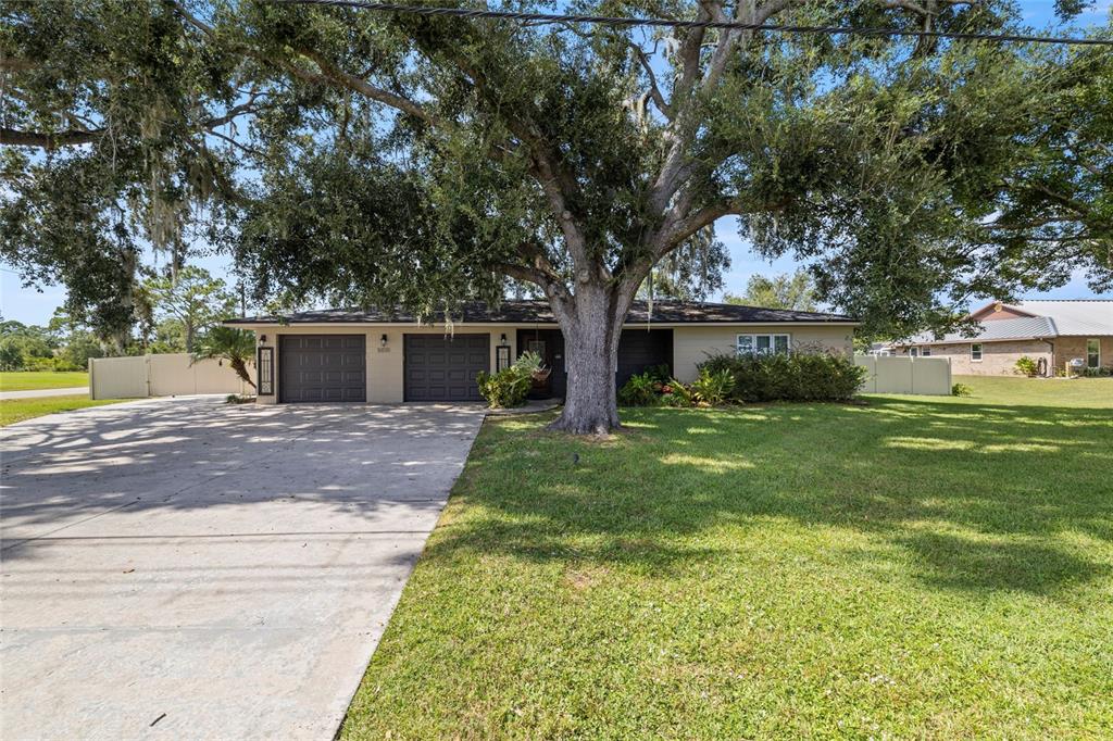 5031 Lakewood Road Sebring, FL 33875 - Photo 68 of 77 a front view of house with yard and trees