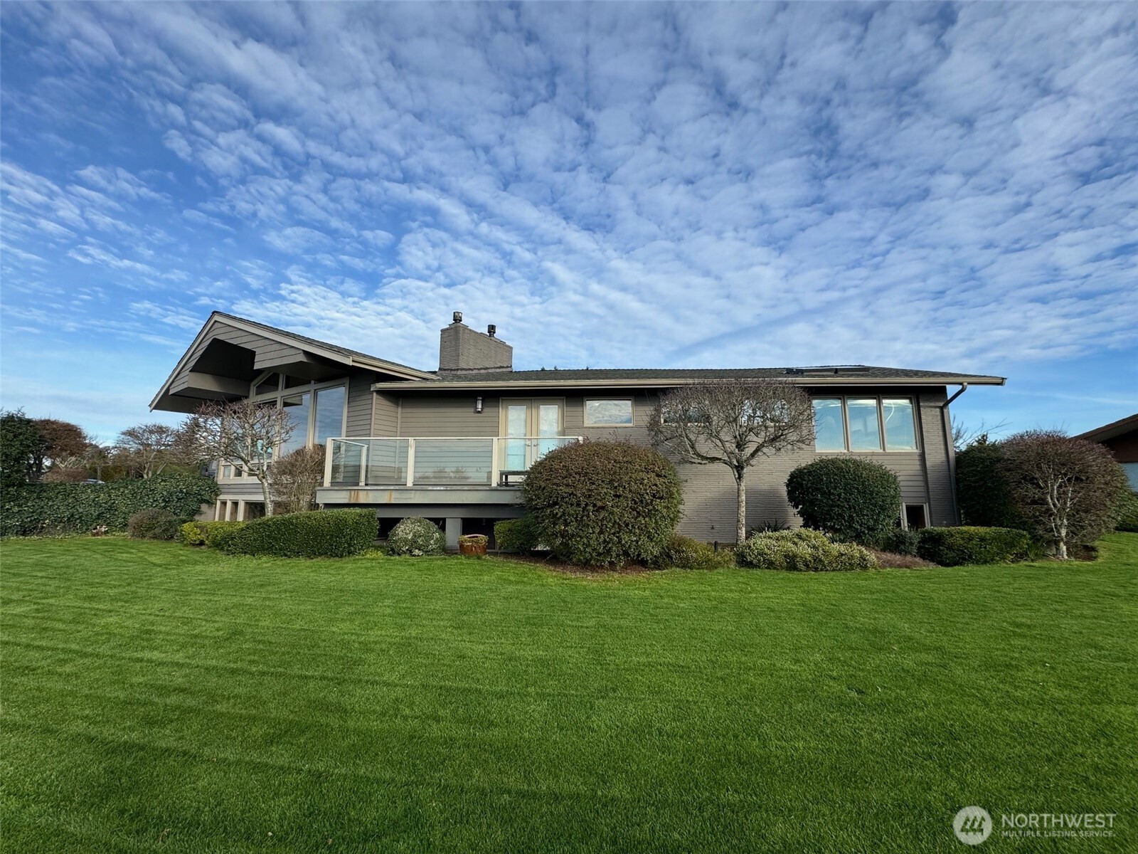 a view of front of house with a yard