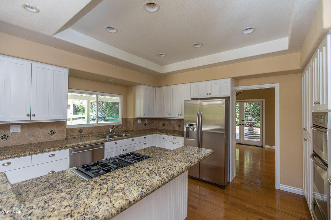 531 Bluegrass Street Simi Valley, CA 93065 - Photo 11 of 53 Kitchen