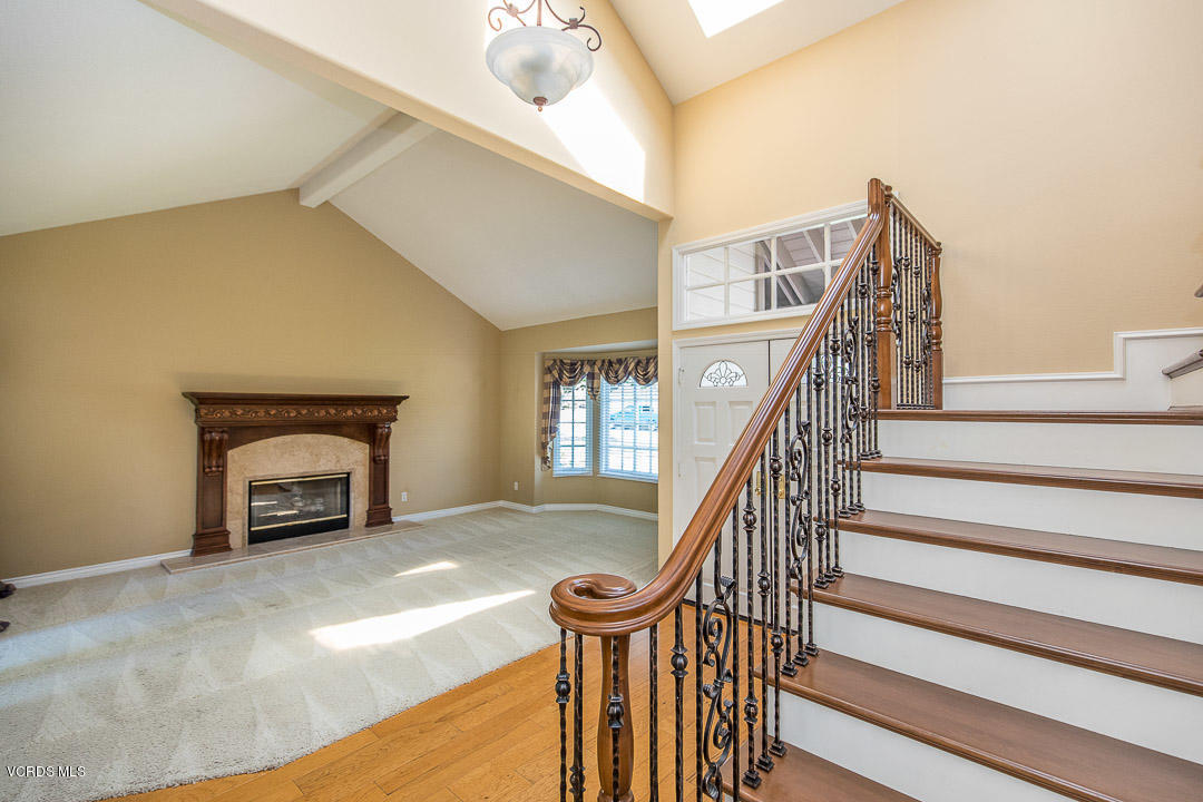 531 Bluegrass Street Simi Valley, CA 93065 - Photo 20 of 53 Stairway
