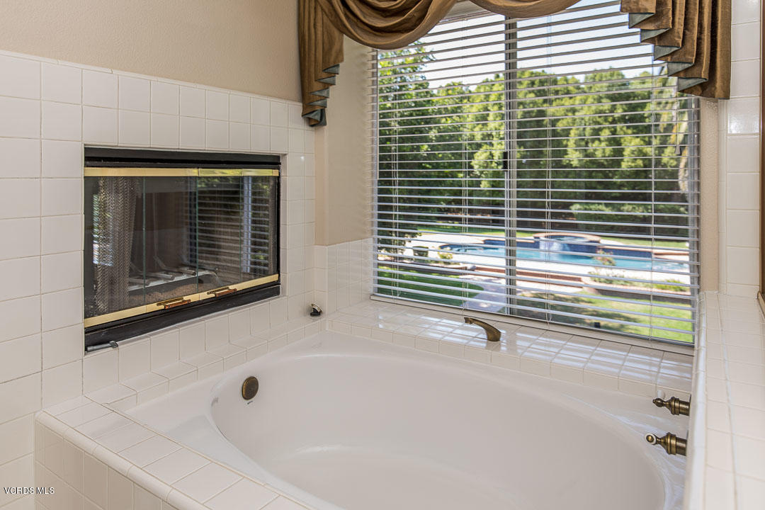 531 Bluegrass Street Simi Valley, CA 93065 - Photo 25 of 53 Master Bathroom