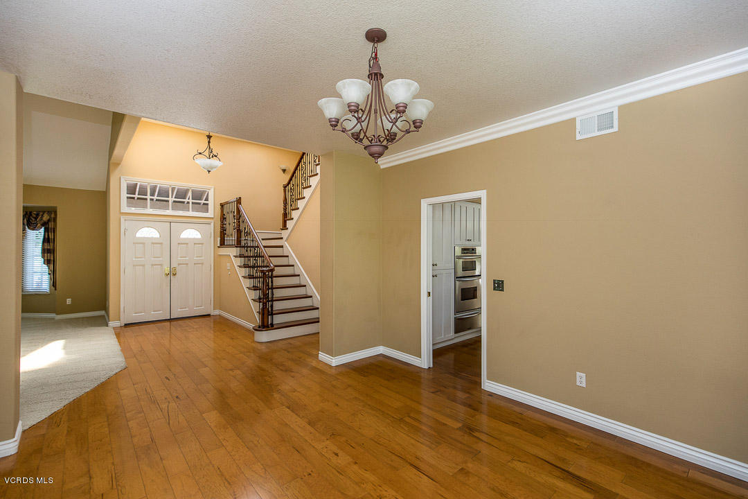 531 Bluegrass Street Simi Valley, CA 93065 - Photo 7 of 53 Entry