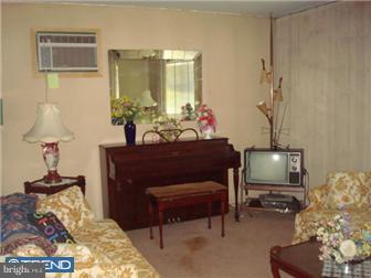 27 Gamewood Road Levittown, PA 19057 - Photo 6 of 12 Living Room
