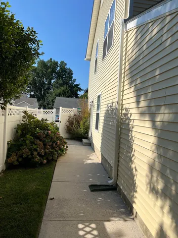 a view of a back yard