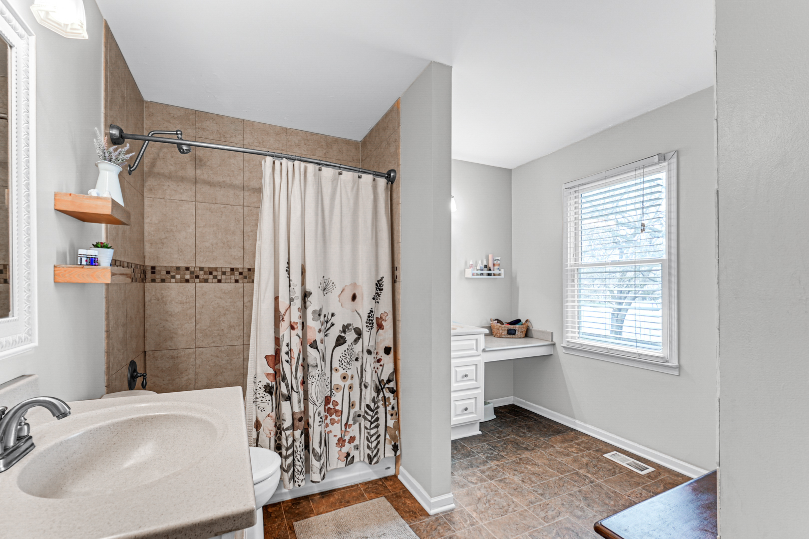 20607 South Acorn Ridge Drive Frankfort, IL 60423 - Photo 15 of 18 a bathroom with a bathtub and a sink