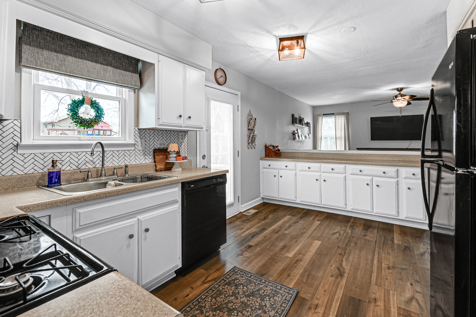 20607 South Acorn Ridge Drive Frankfort, IL 60423 - Photo 7 of 18 a kitchen with stainless steel appliances a sink stove and cabinets