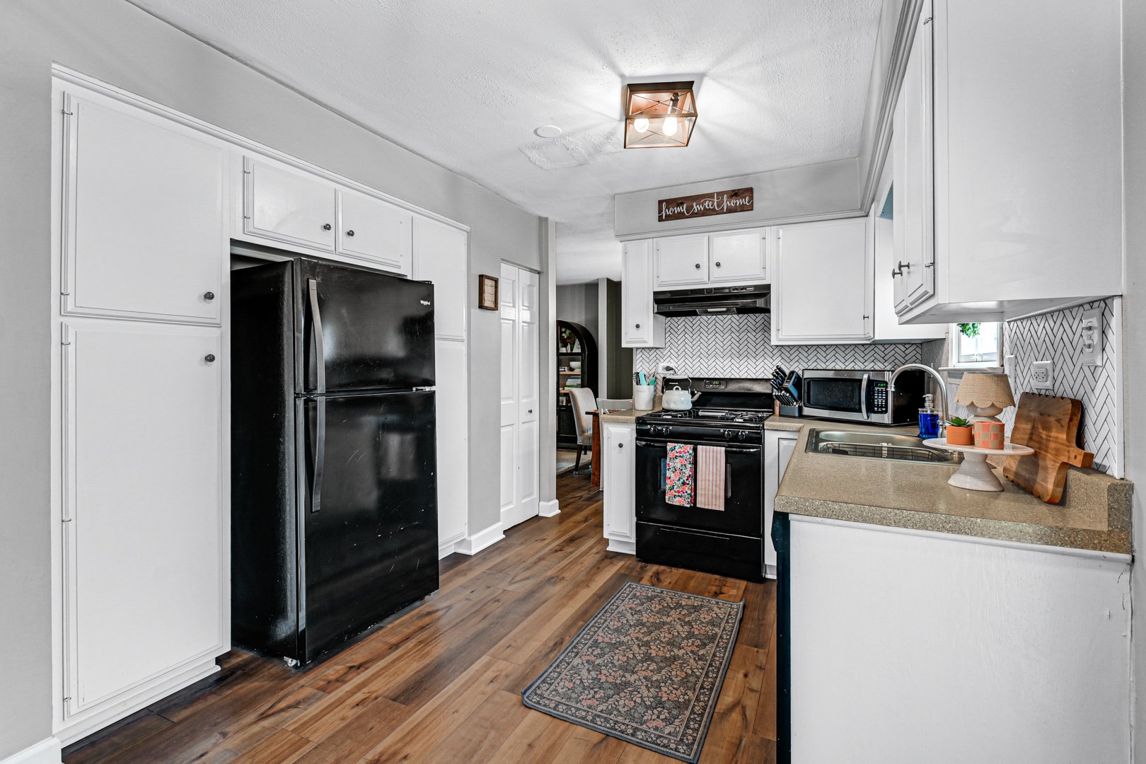 20607 South Acorn Ridge Drive Frankfort, IL 60423 - Photo 8 of 18 a kitchen with stainless steel appliances granite countertop a refrigerator stove and sink