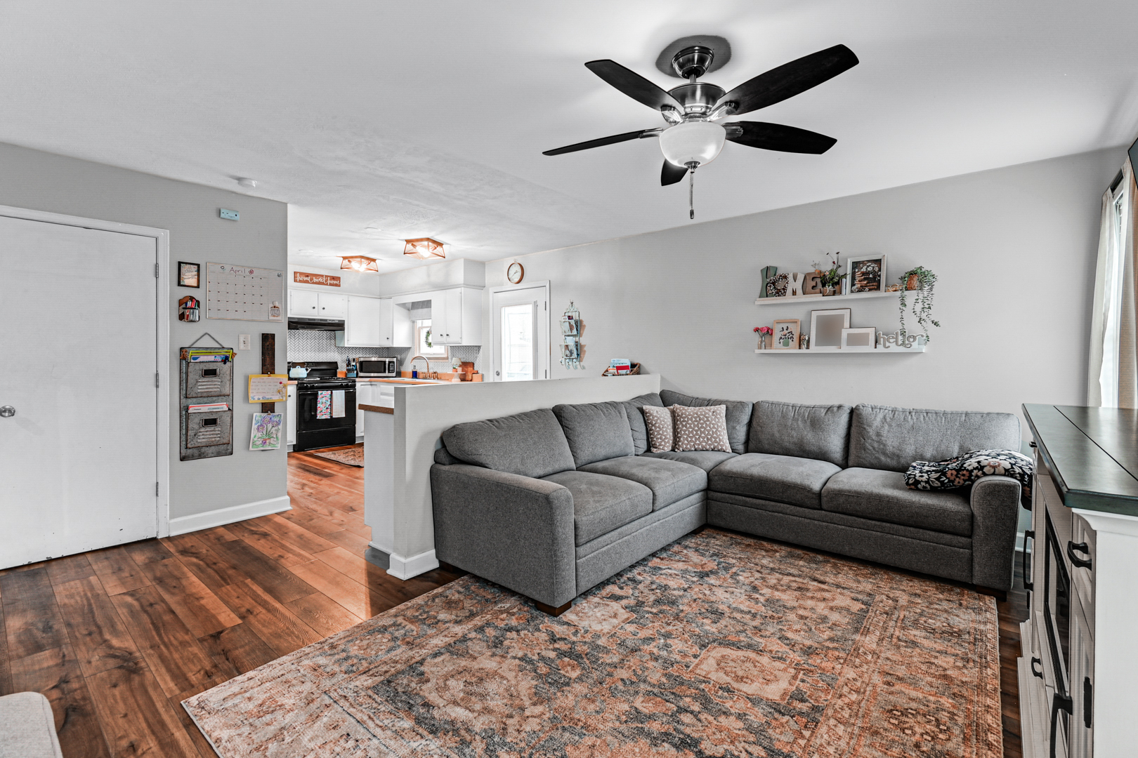 20607 South Acorn Ridge Drive Frankfort, IL 60423 - Photo 9 of 18 a living room with furniture and a wooden floor