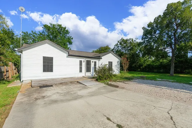 $1,900 | 2523 South Broadway Street, La Porte, TX 77571