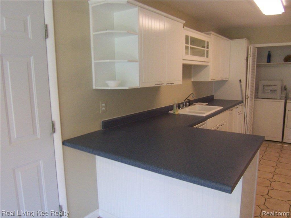 1467 Carriage Lane, Unit 94 Rochester, MI 48306 - Photo 7 of 19 Updated Kitchen