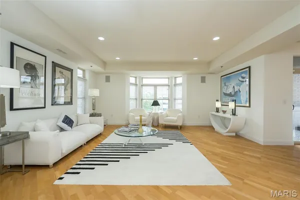$349,500 | 842 North New Ballas Court, Unit 103, St. Louis, MO 63141