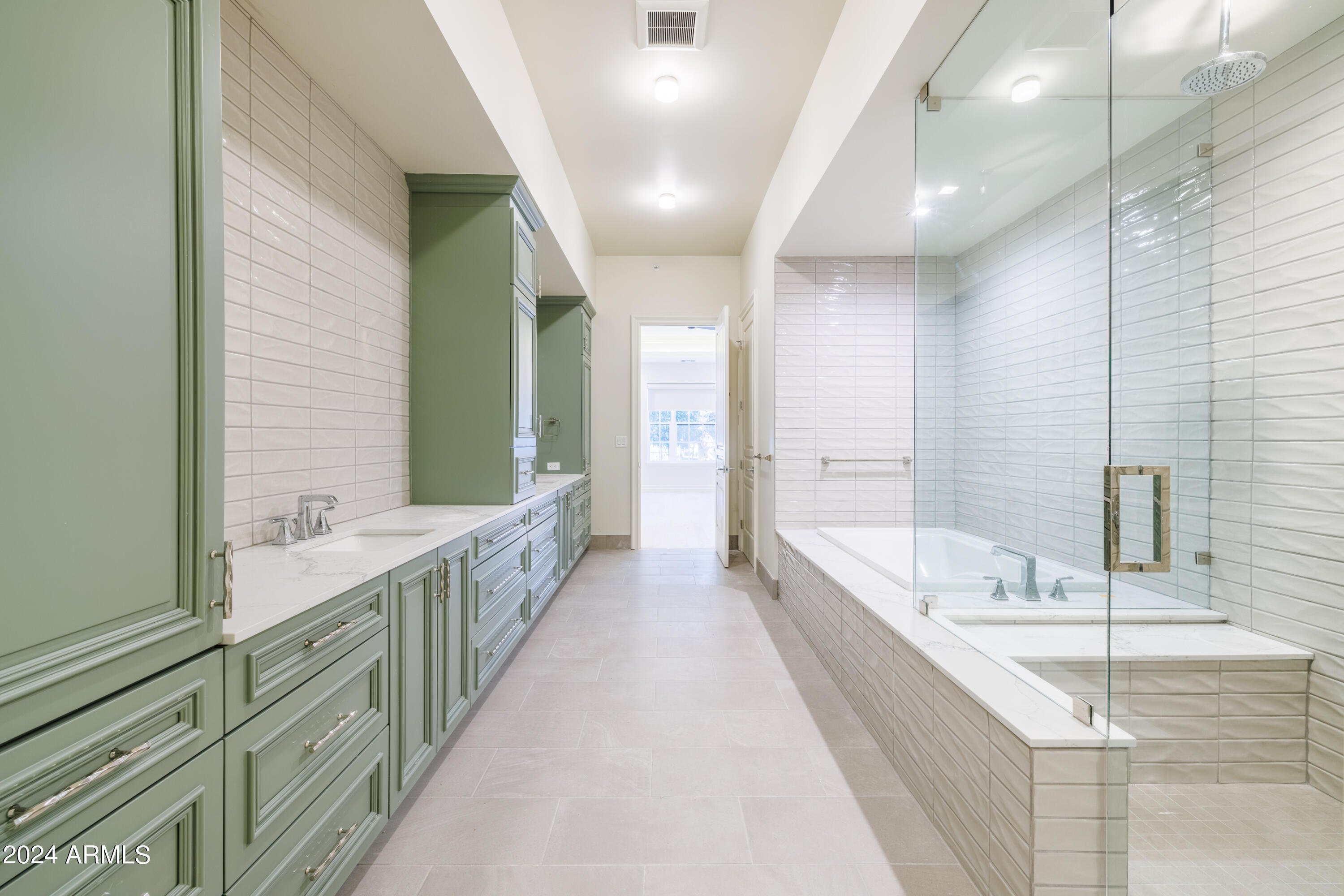 4240 East Camelback Road, Unit 106 Phoenix, AZ 85018 - Photo 18 of 19 Primary Bathroom