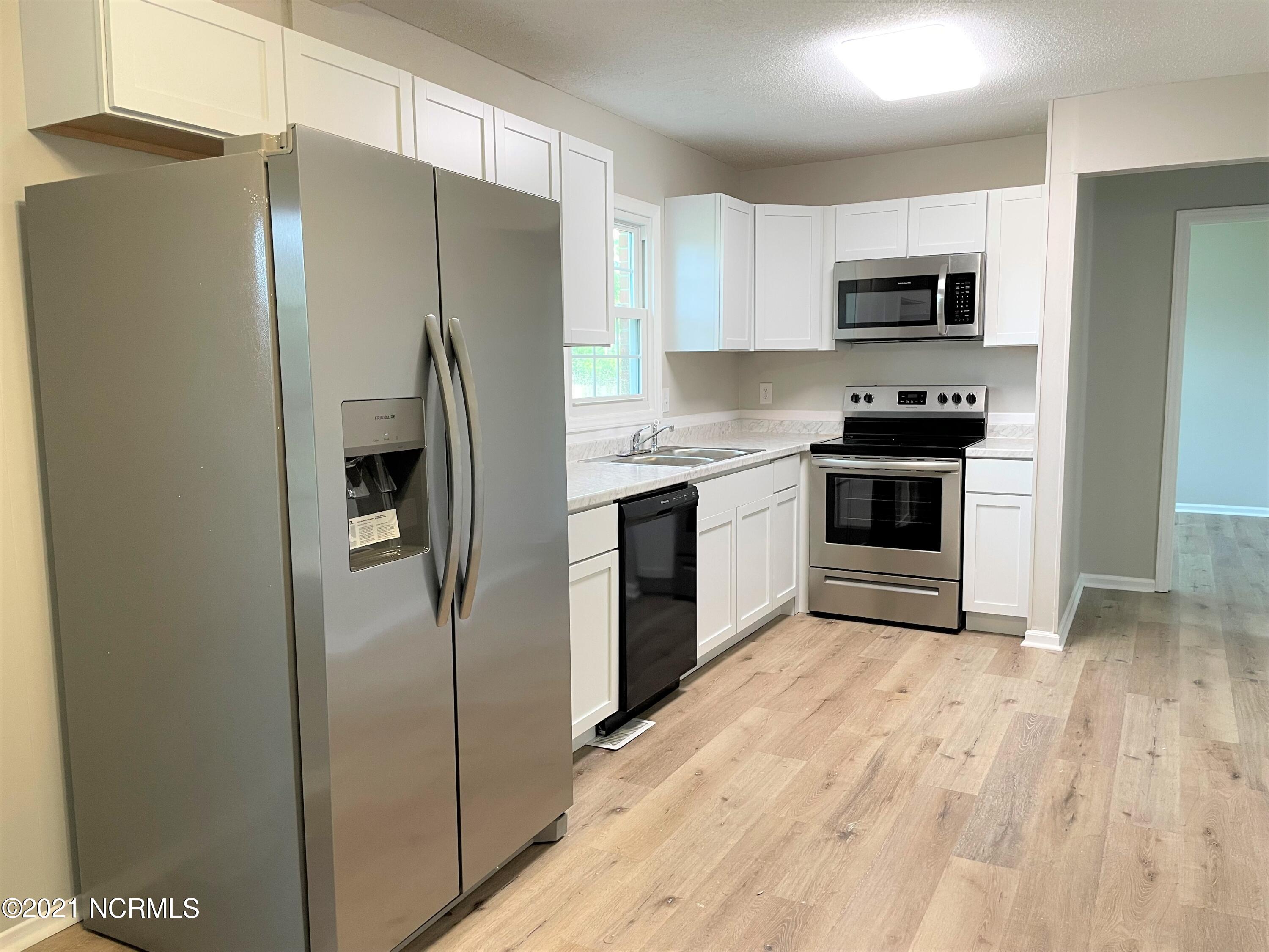 910 Winchester Road Jacksonville, NC 28546 - Photo 12 of 24 kitchen 4