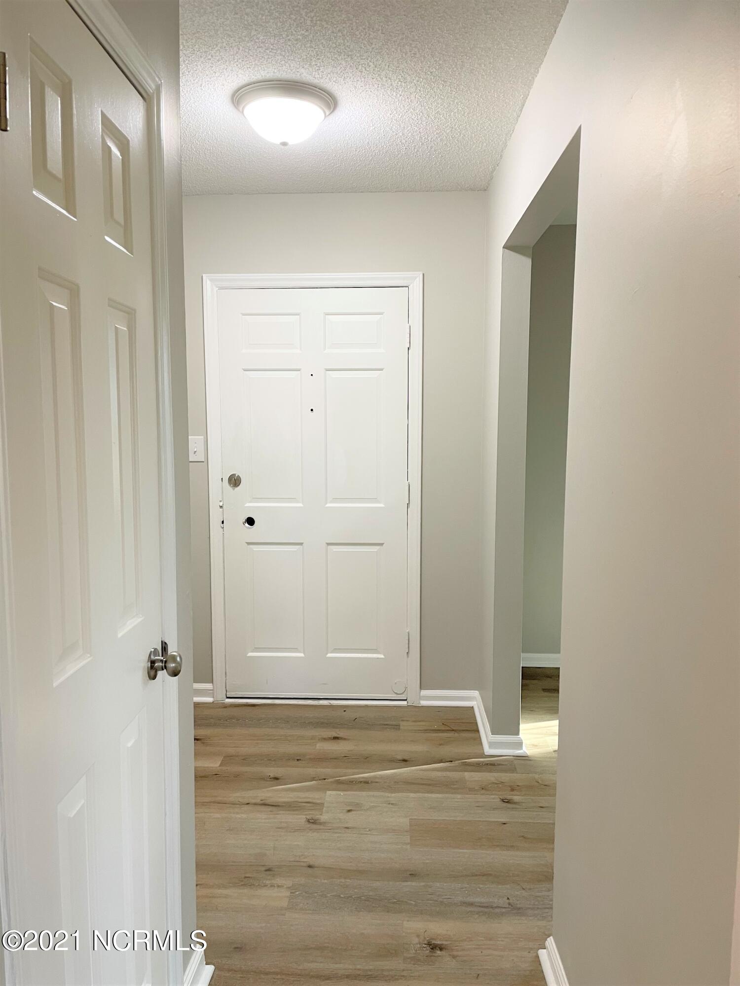 910 Winchester Road Jacksonville, NC 28546 - Photo 3 of 24 foyer