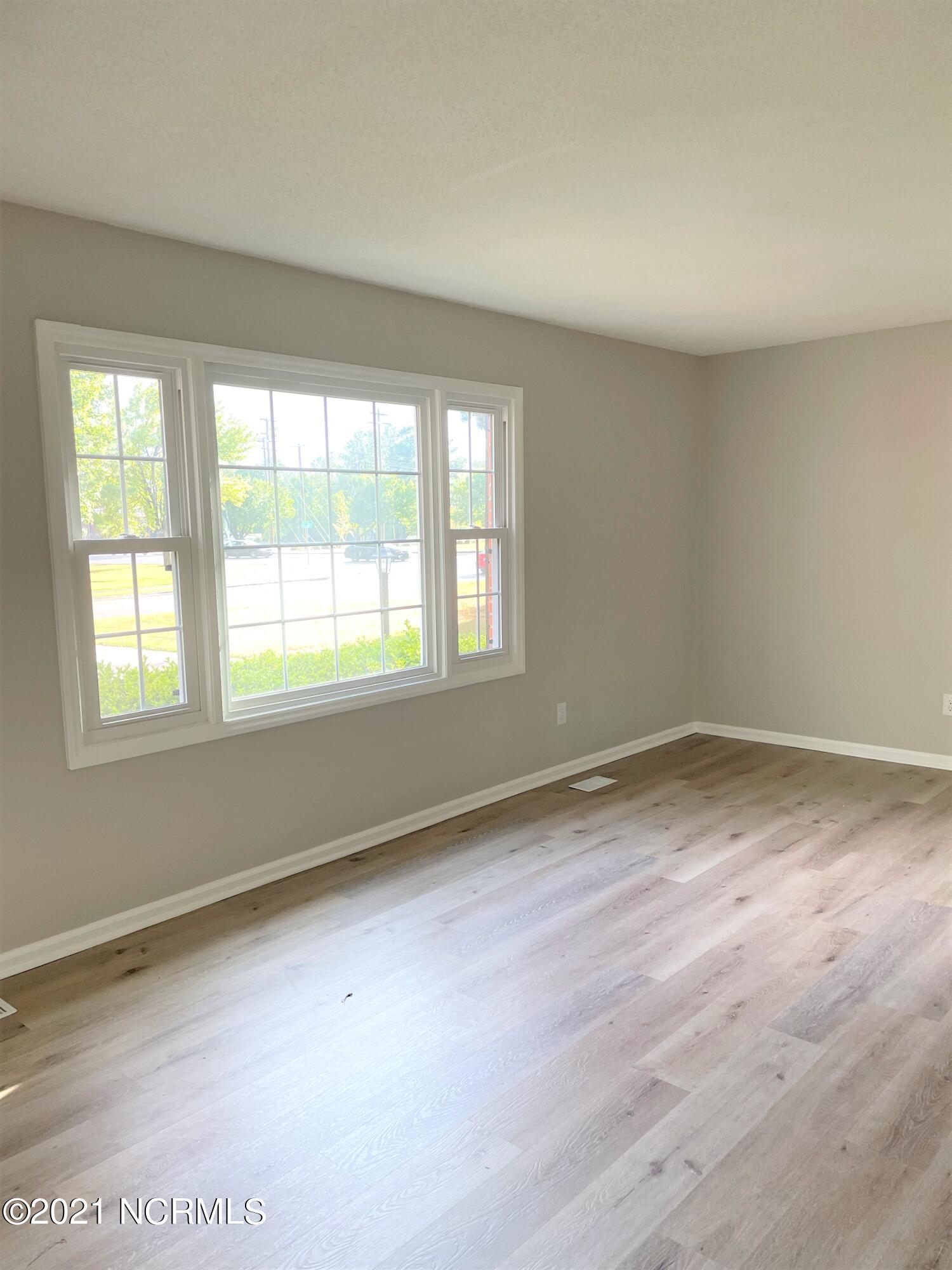 910 Winchester Road Jacksonville, NC 28546 - Photo 4 of 24 living room 1