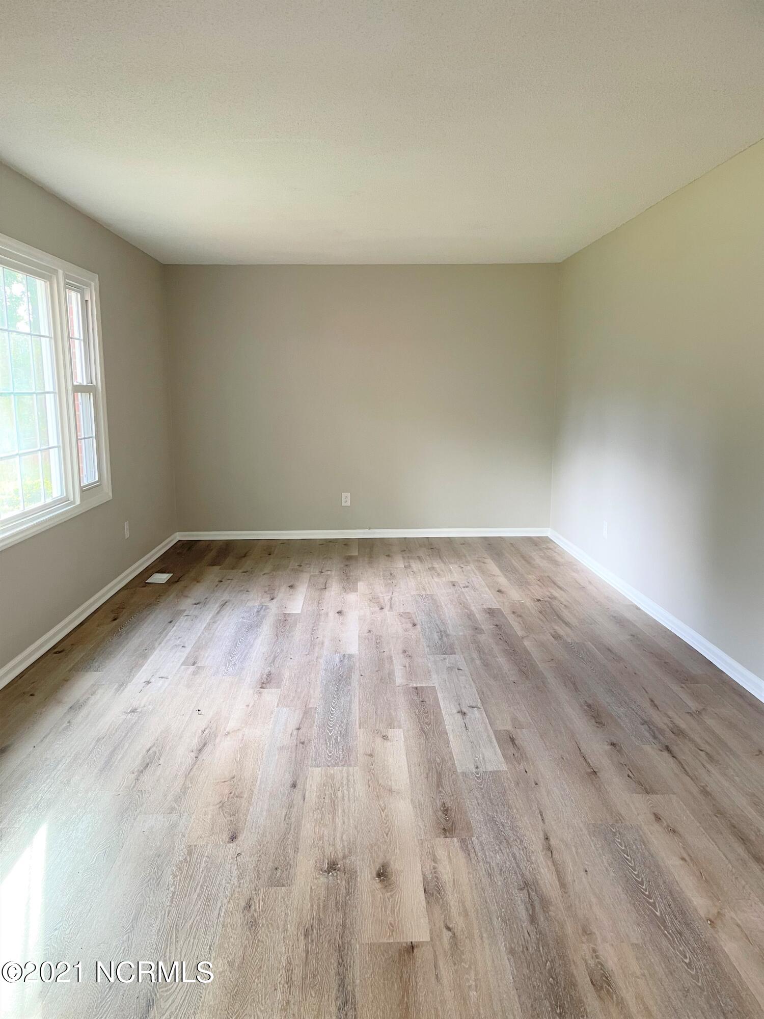 910 Winchester Road Jacksonville, NC 28546 - Photo 5 of 24 living room 3