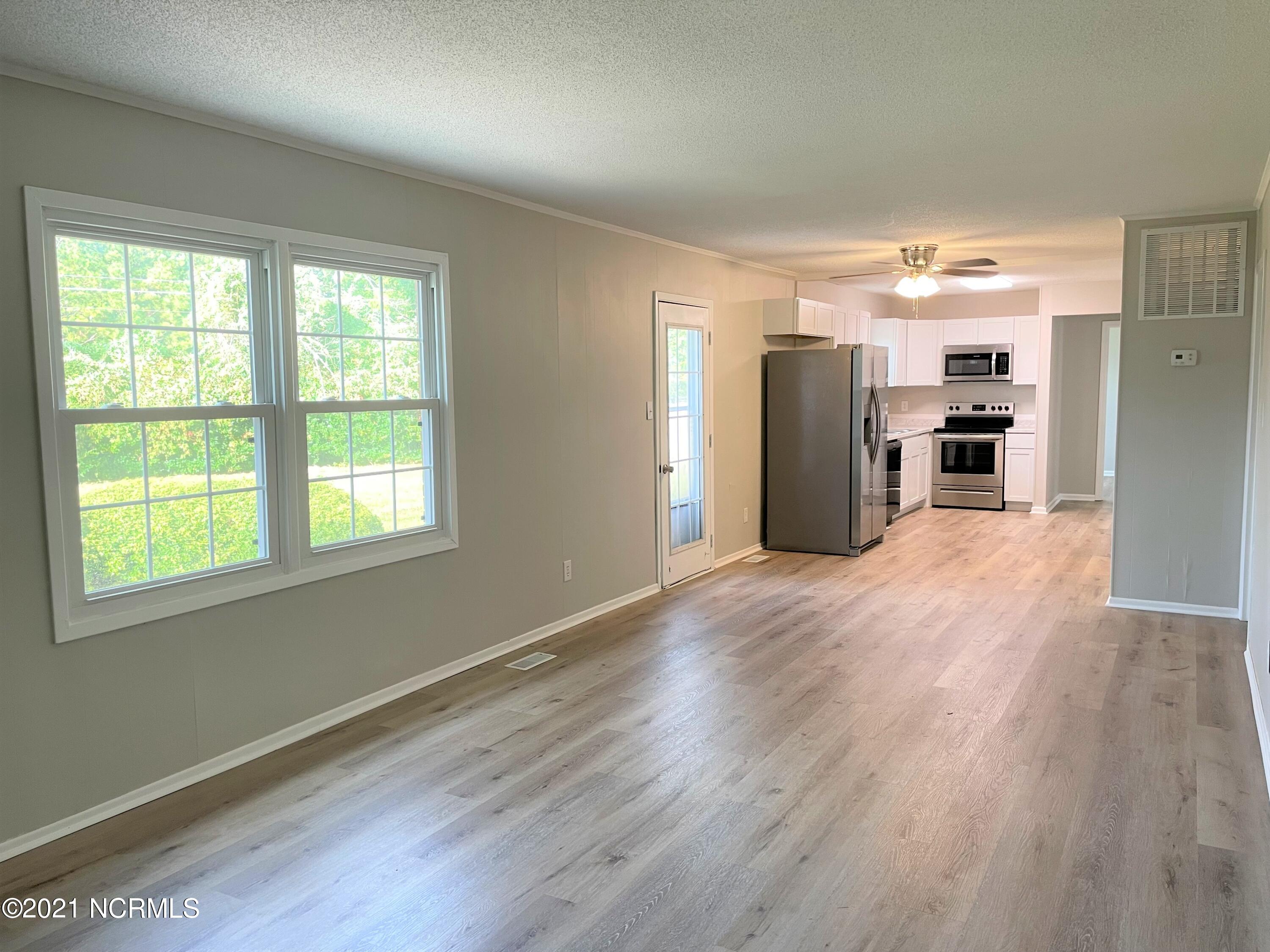 910 Winchester Road Jacksonville, NC 28546 - Photo 8 of 24 dining and kitchen