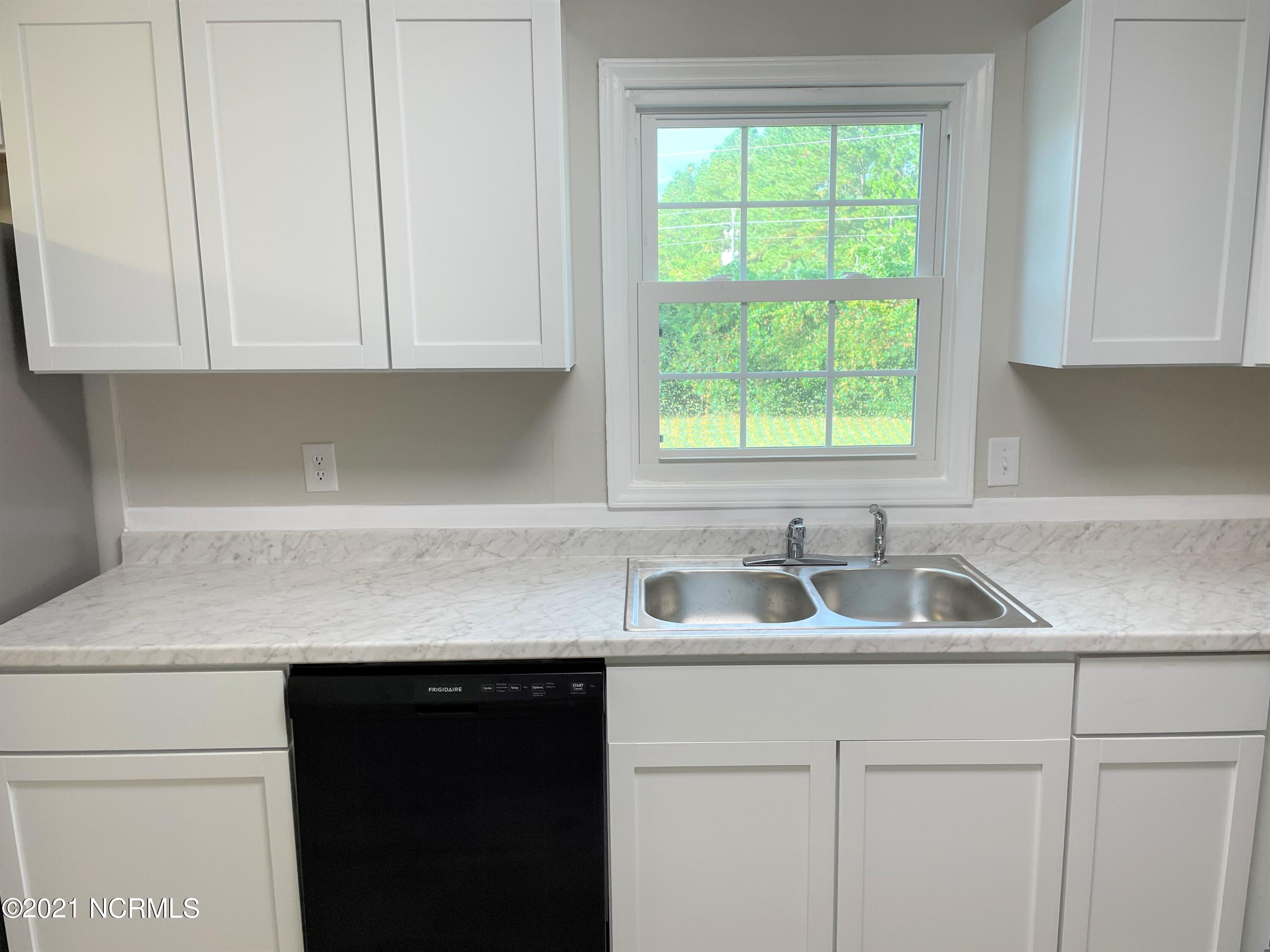 910 Winchester Road Jacksonville, NC 28546 - Photo 10 of 24 kitchen 2