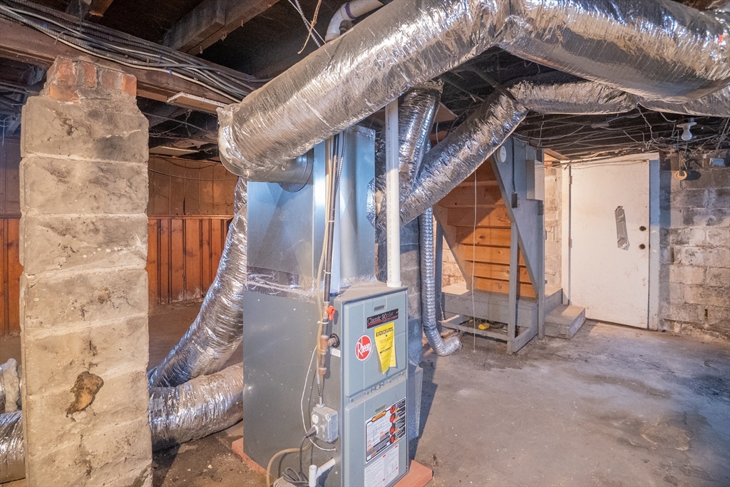 62 Kenyon Street Springfield, MA 01109 - Photo 16 of 19 a view of an entryway