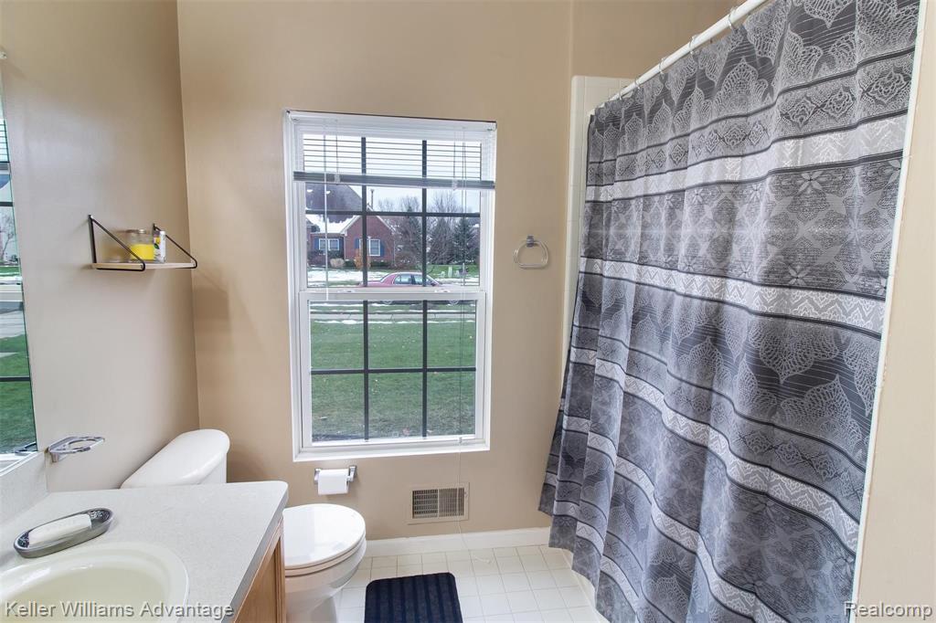 2052 Lagoon Drive Rochester, MI 48309 - Photo 25 of 32