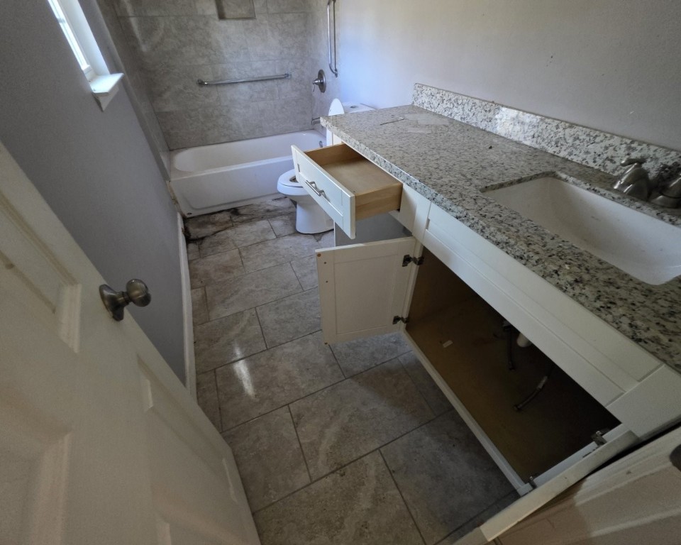 5503 Rue Street Houston, TX 77033 - Photo 8 of 15 Bathroom 1