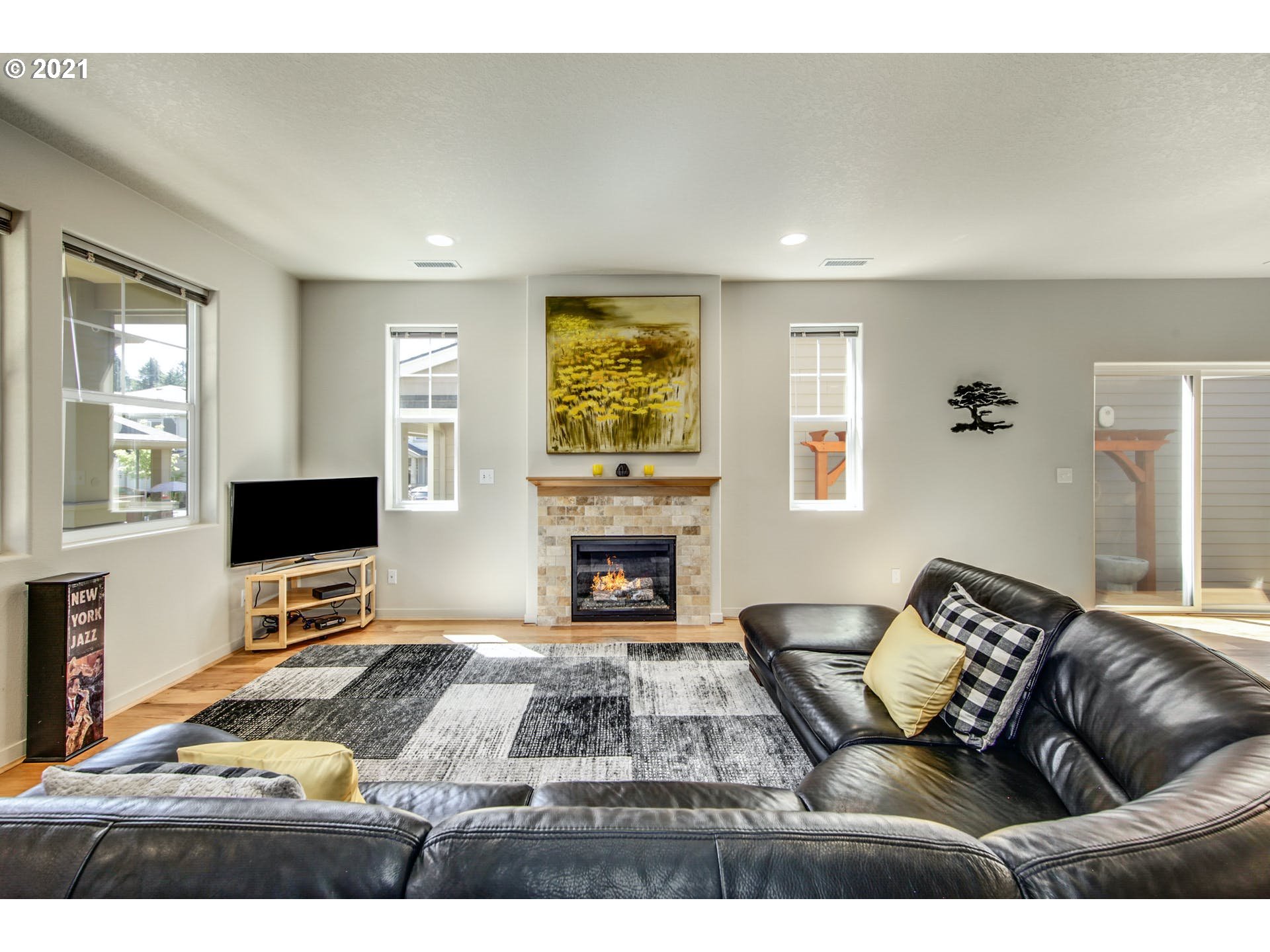 211 Northwest 117th Loop Portland, OR 97229 - Photo 5 of 29 Living Room