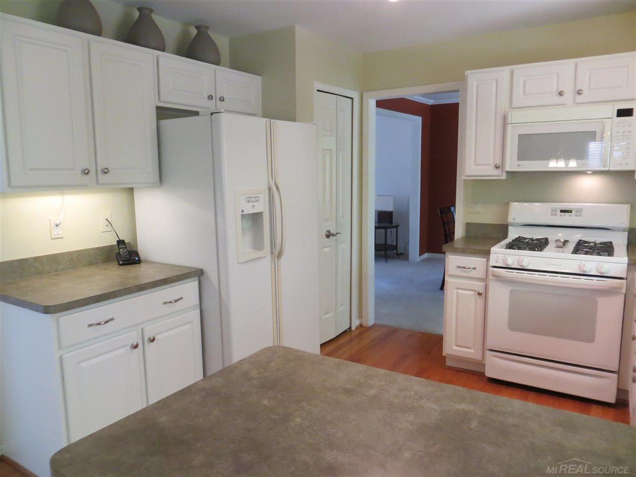 3493 Cascade Circle Rochester, MI 48307 - Photo 8 of 30 31243274-7.JPG