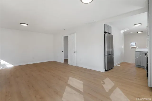 a view of an empty room with a kitchen