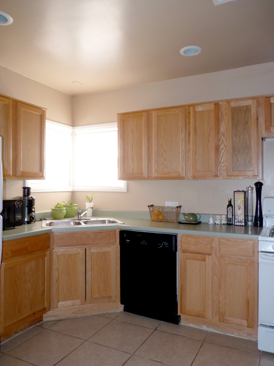 1201 East Almeria Road Phoenix, AZ 85006 - Photo 7 of 26 Kitchen 2