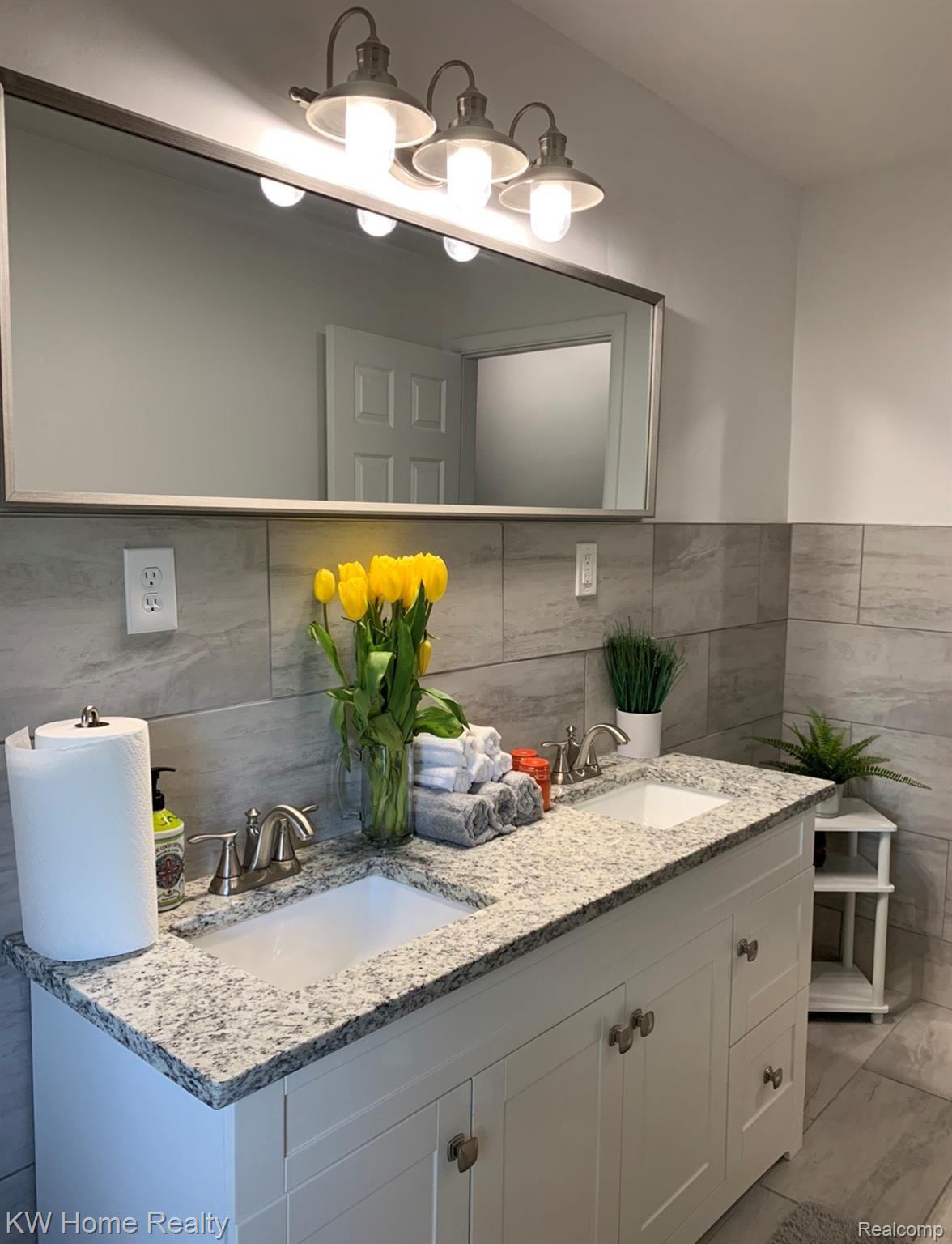 285 Cherokee Road Pontiac, MI 48341 - Photo 22 of 38 Main Bath 3.jpg