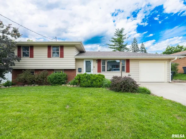$189,900 | 2217 Crestview Drive, Pekin, IL 61554