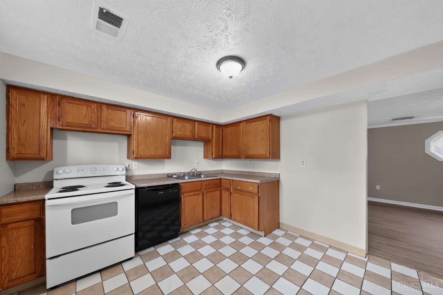 2743 Springdale Road Cincinnati, OH 45251 - Photo 13 of 30