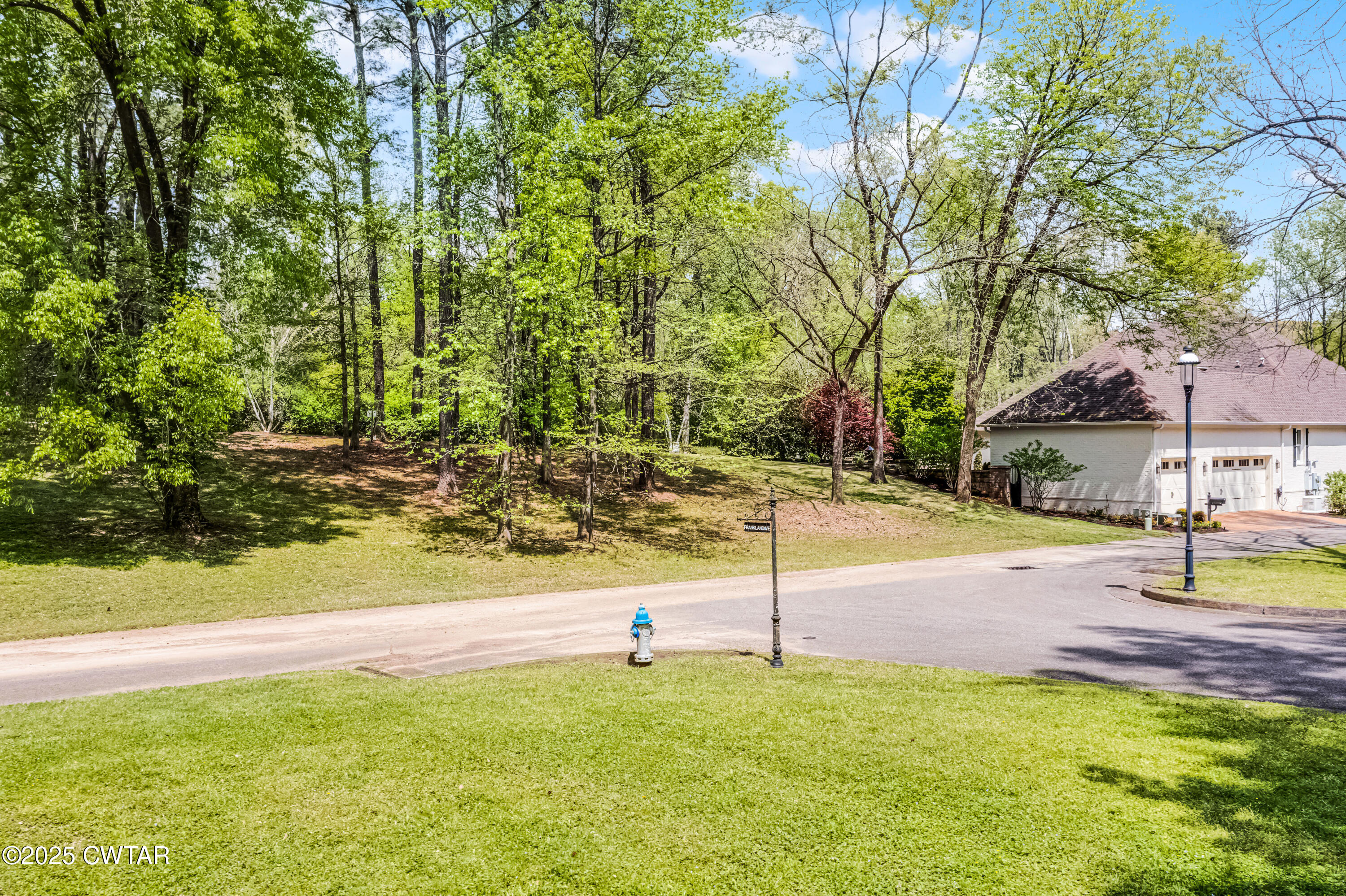 11 Frankland Avenue Jackson, TN 38301 - Photo 4 of 14 a view of a swimming pool with an outdoor space
