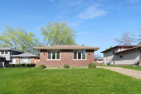 $349,000 | 15842 Lavergne Avenue, Oak Forest, IL 60452
