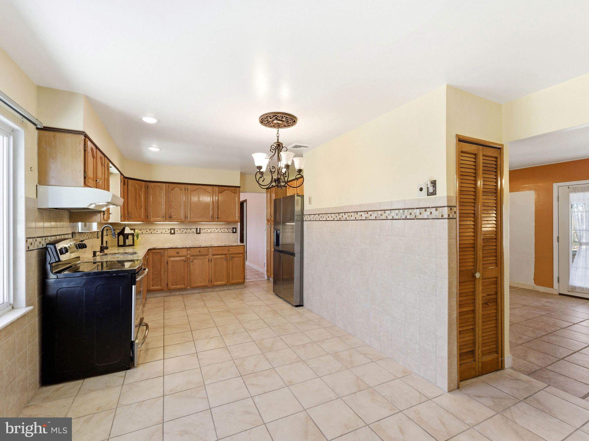 77 Gaping Rock Road Levittown, PA 19057 - Photo 6 of 39 Eat In Kitchen