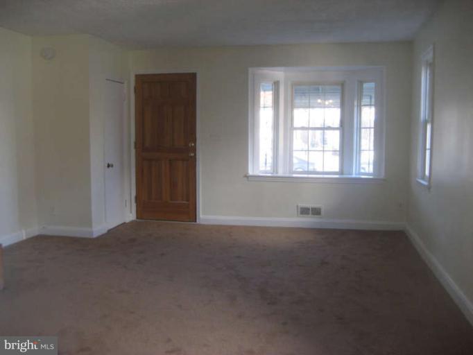 171 Bennett Road Baltimore, MD 21221 - Photo 3 of 25 Living Room