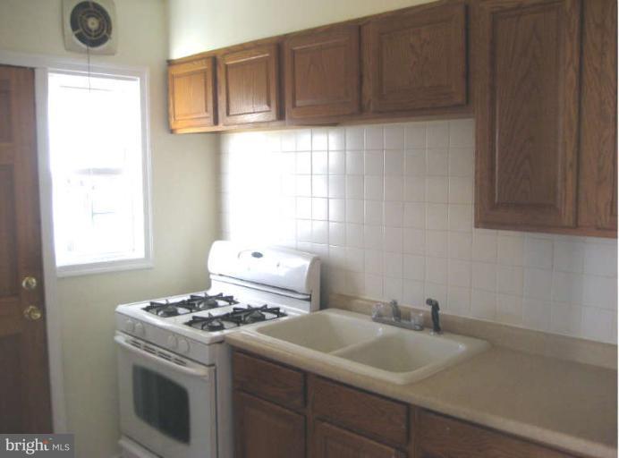 171 Bennett Road Baltimore, MD 21221 - Photo 7 of 25 Kitchen