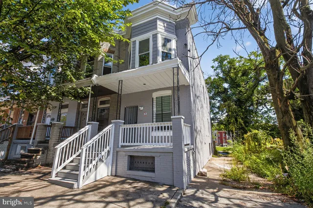 a view of a house with a small yard front of house