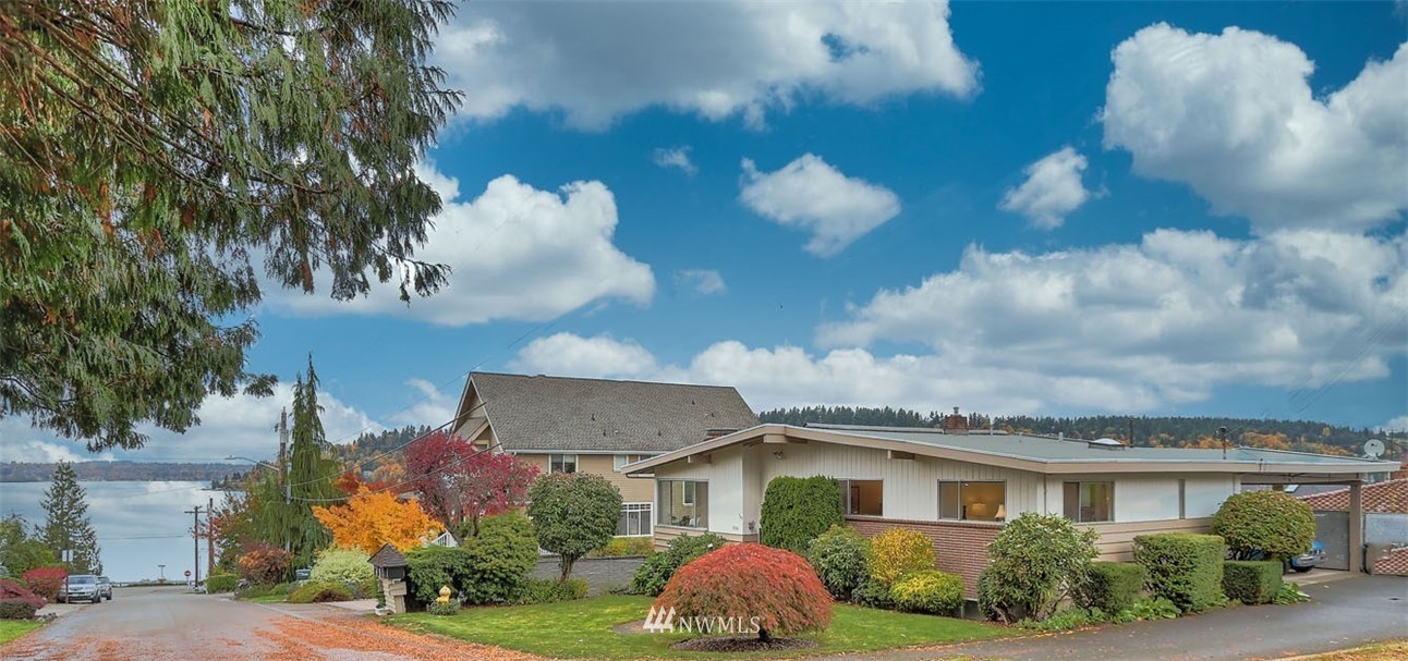 1006 North 36th Street Renton, WA 98056 - Photo 3 of 36 a front view of a house with garden