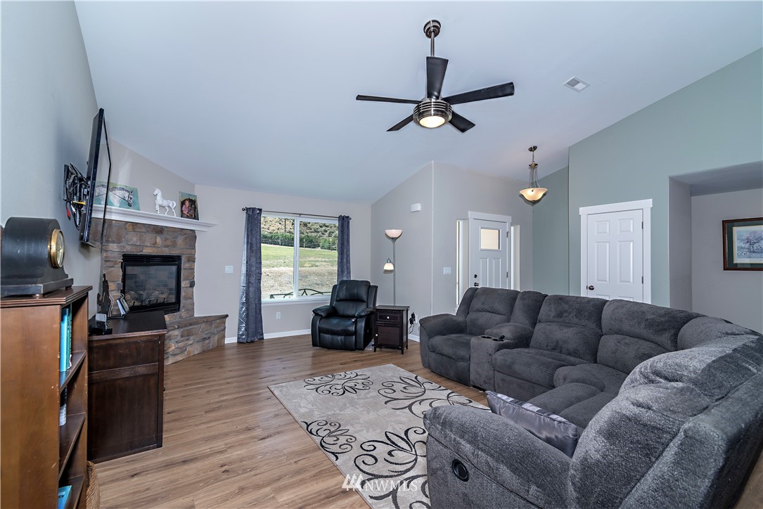 2501 South Wenas Road Selah, WA 98942 - Photo 3 of 39 Gallery Image 3
