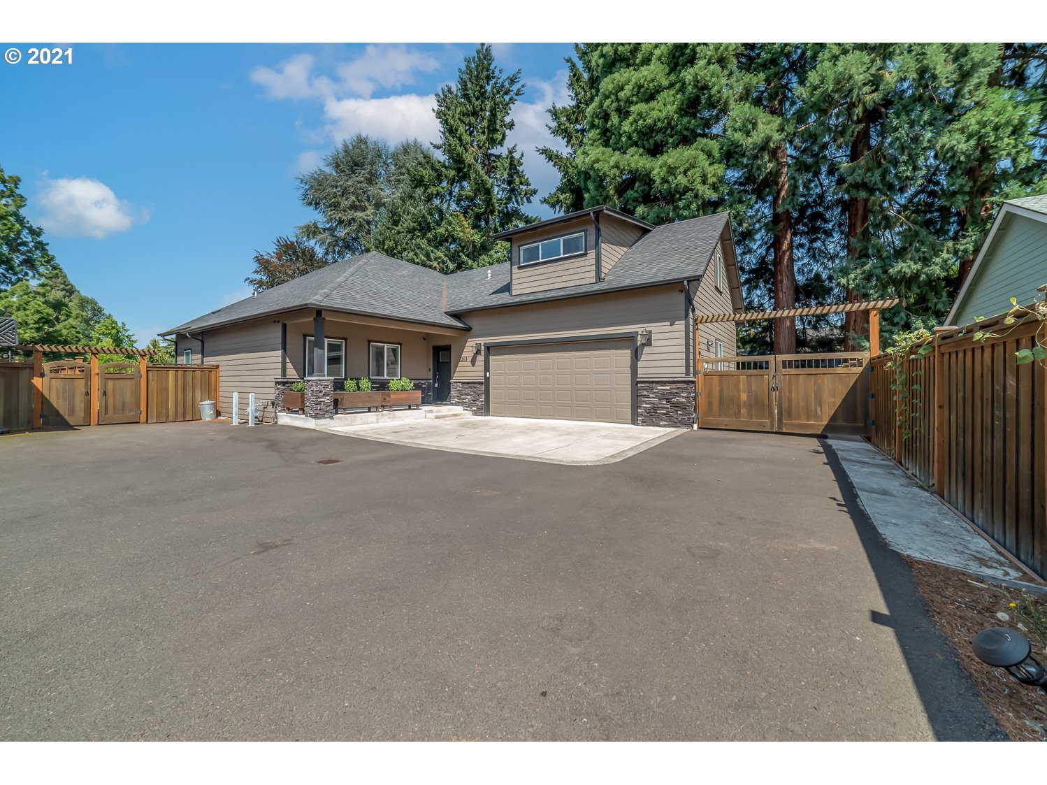 2263 Jeppesen Acres Road Eugene, OR 97401 - Photo 1 of 32 Gallery Image 1