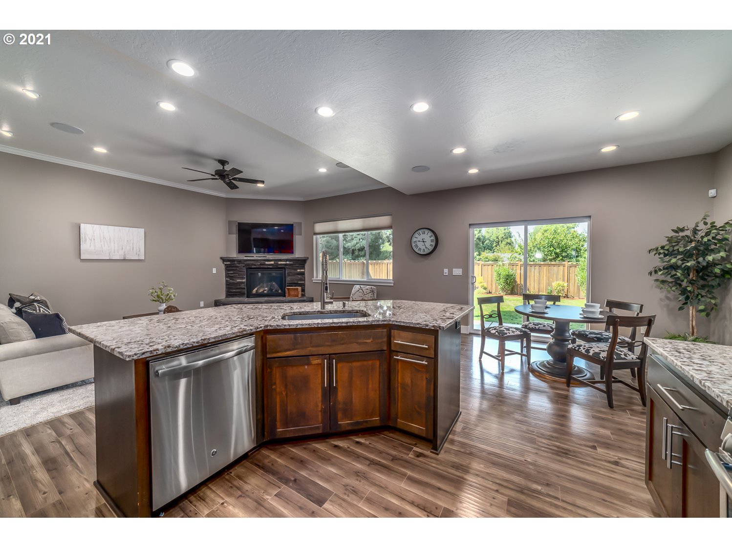2263 Jeppesen Acres Road Eugene, OR 97401 - Photo 7 of 32 Gallery Image 7